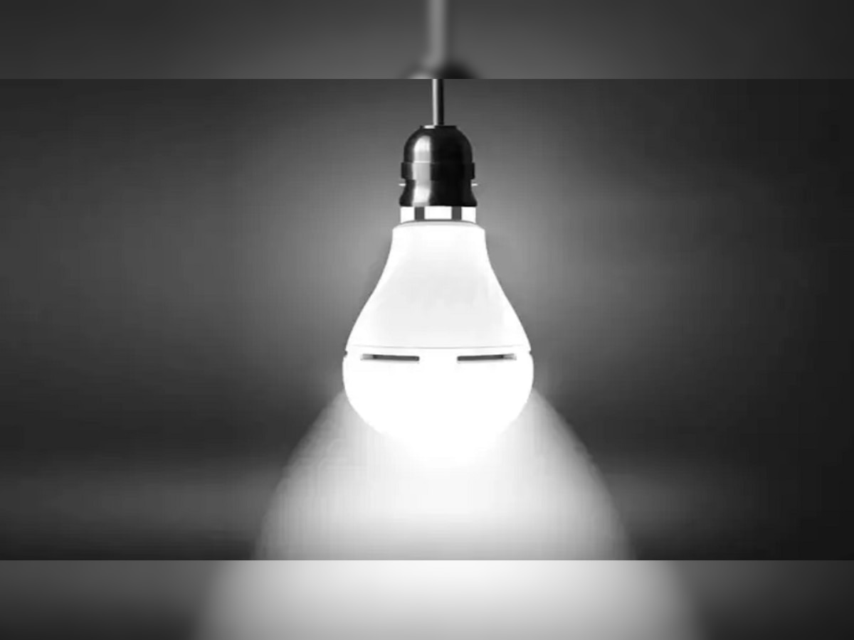 Rechargeable LED Bulb: लाईट गेली तरी बल्ब चालूच राहणार, जाणून घ्या 'या' प्रोडक्टबद्दल title=