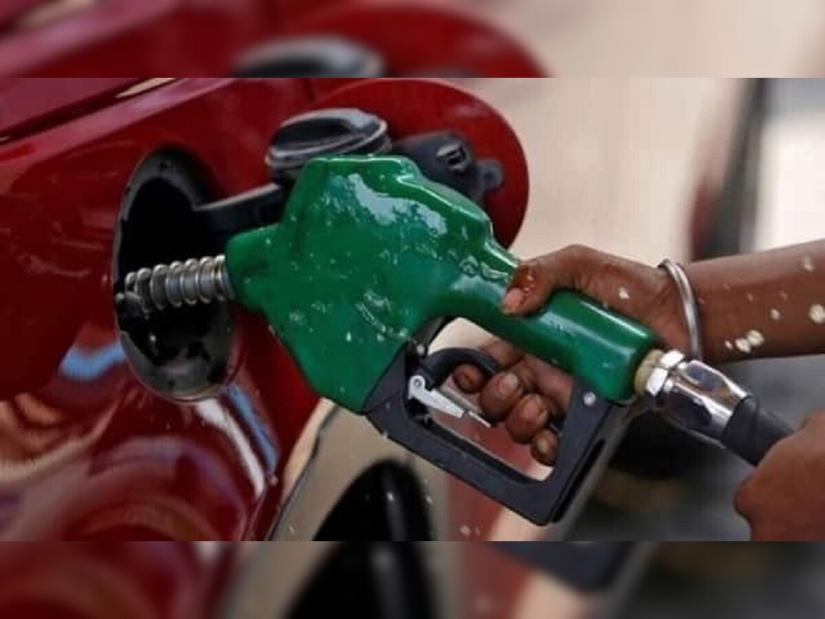 Petrol Rate : एका झटक्यात पेट्रोल 40 रुपयांनी स्वस्त, सर्वसामांन्यांसाठी गुडन्यूज title=
