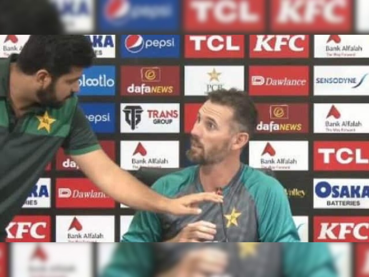 Video : "जेव्हा आम्ही हरतो तेव्हा मलाच..."; पाकिस्तानच्या प्रक्षिकाने उडवली संघाची खिल्ली title=