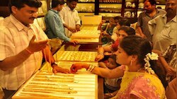 सोने खरेदीकरण्यापूर्वी लक्ष द्या! नवरात्रीमध्ये सोन्याच्या दरात झाली 'इतक्या' रूपयांनी वाढ