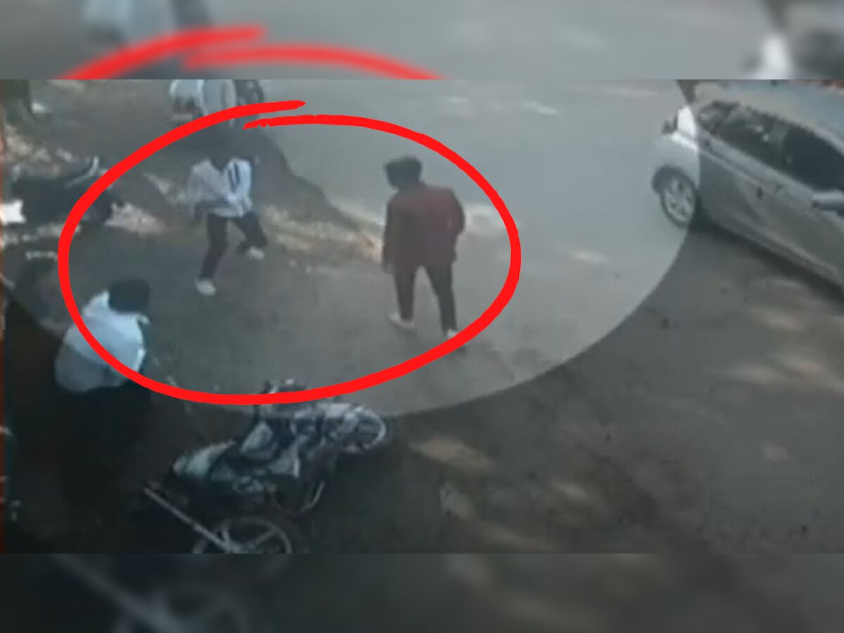 CCTV VIDEO : रस्त्यावर धिंगाणा घालणाऱ्या टोळक्यांची तरुणाला मारहाण, संपूर्ण घटना सीसीटीव्हीमध्ये कैद! title=
