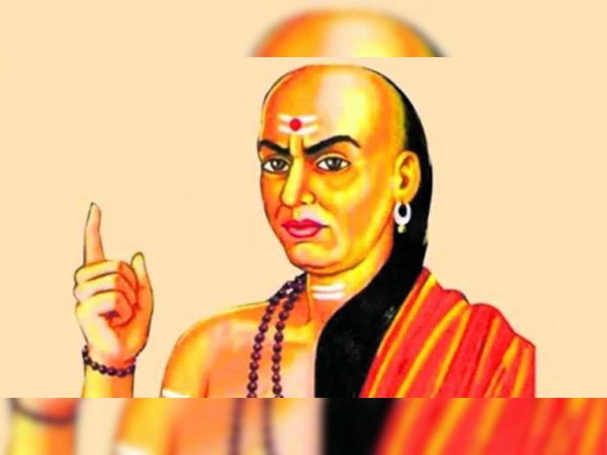 Chanakya Niti : महिलांना पुरुषांच्या 'या' सवयी आवडतात  title=