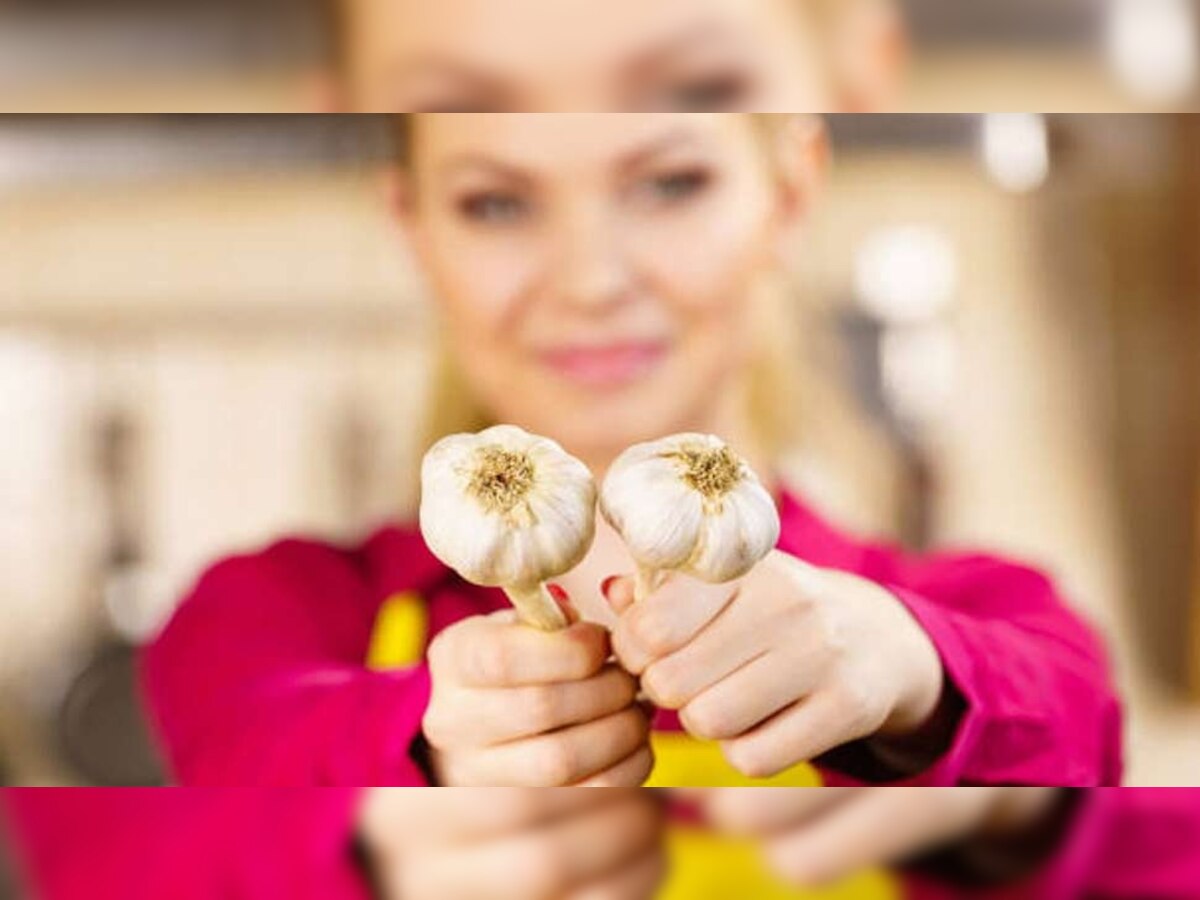 Garlic Benefits: रिकाम्या पोटी कच्चा लसूण खाणे फायदेशीर का आहे? या आजारांपासून संरक्षण मिळेल title=