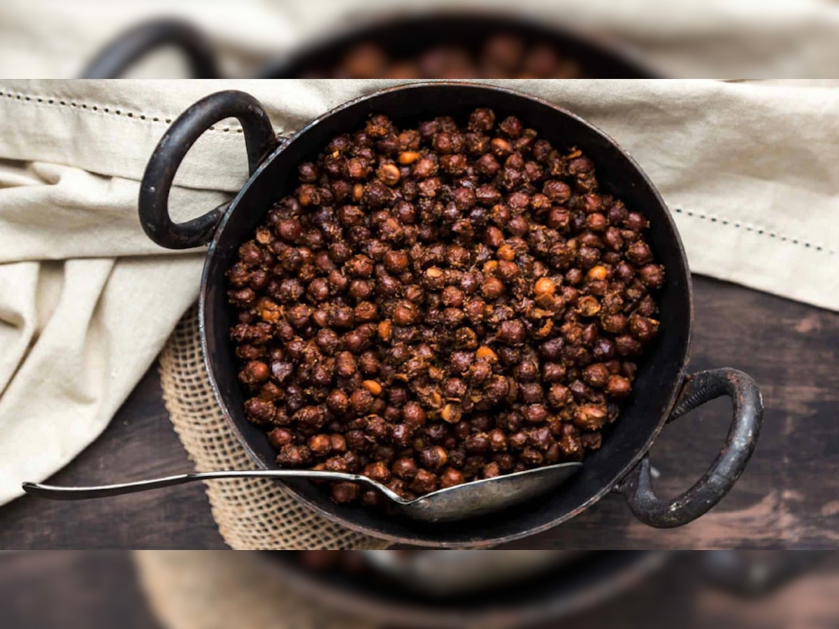 Boiled Black Gram: दिवसा खाऊन पहा काळे हरभरे... होतील 'हे' फायदे title=