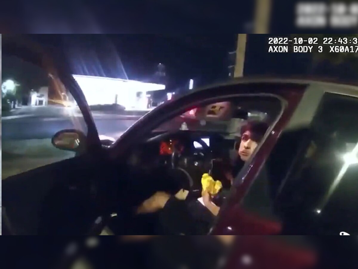 गाडीत बर्गर खात असताना तरुणावर पोलिसांचा गोळीबार, मग...पुढे काय झालं पाहा धक्कादायक VIDEO title=