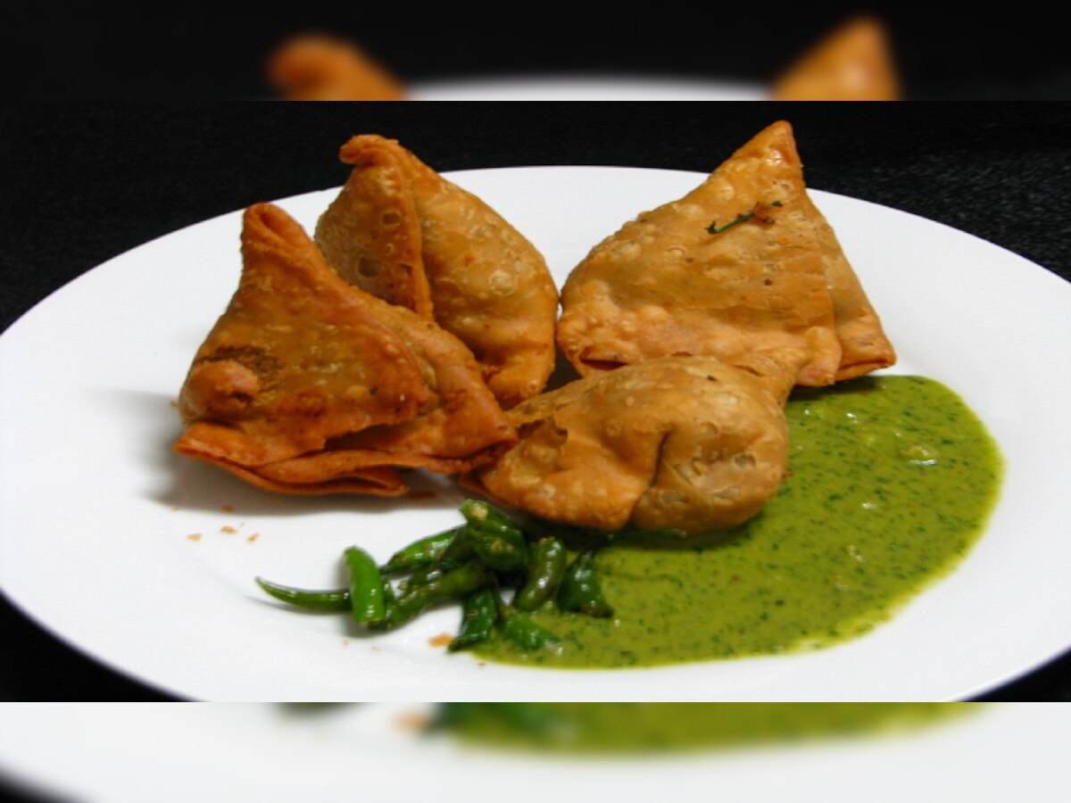 Samosa: 'देसी फॉर्च्युन कुकीज?' ट्रेनच्या समोसामध्ये माणसाला सापडला... title=