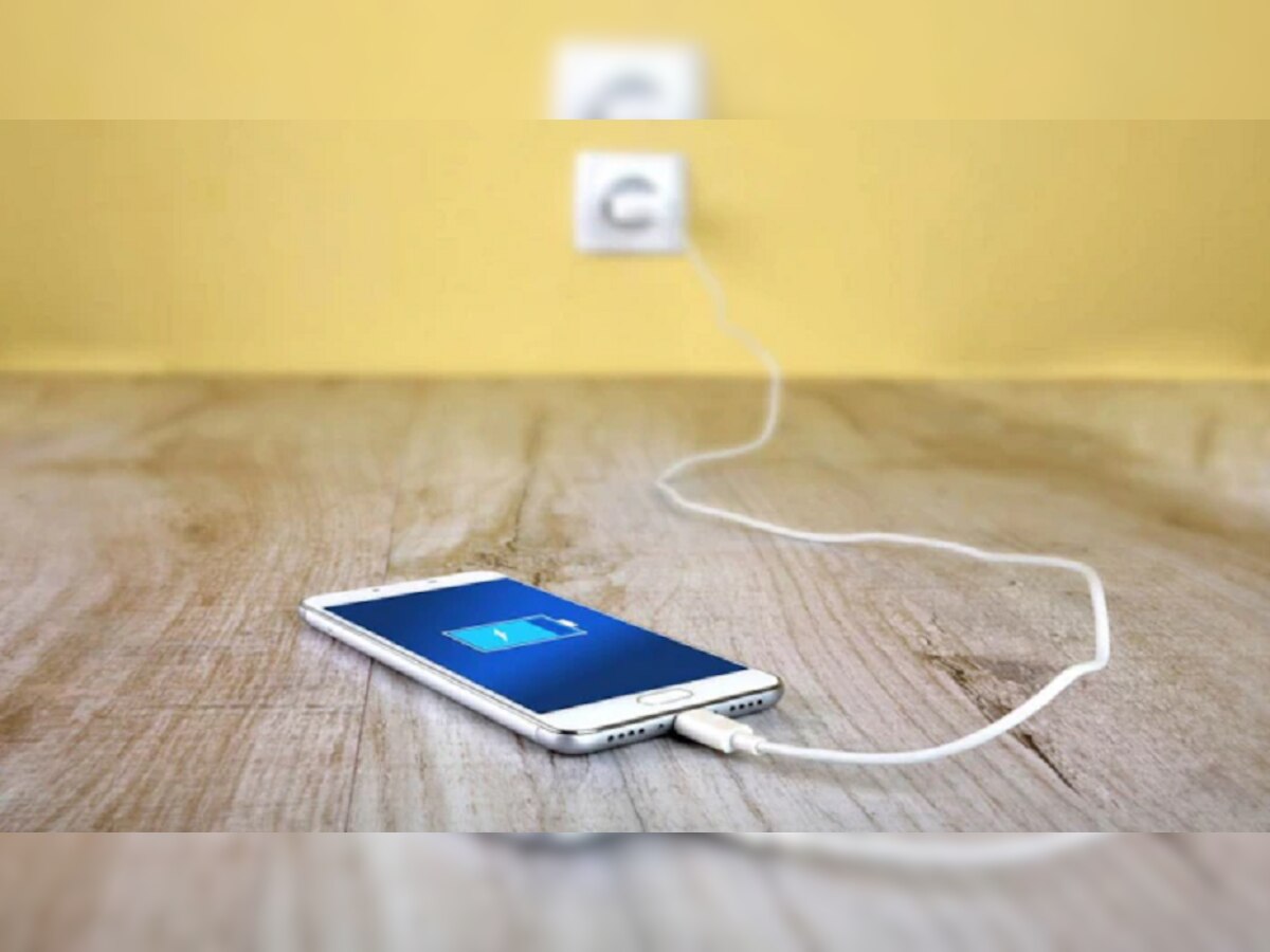 Charging : वारंवार चार्जिंग करण्याची कटकटच नाही, जाणून घ्या ही सोपी ट्रीक title=