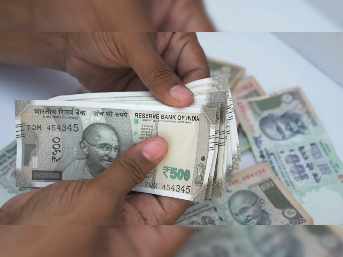 Vastu Tips Money: पैसे मोजताना अजिबात करू नका 'ही' चूक; कंगाल व्हाल! title=