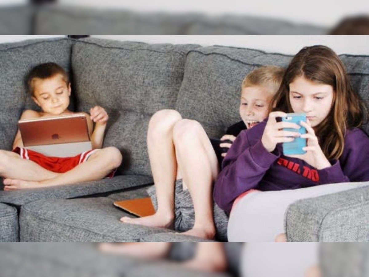Mobile Addiction: तुमची मुलंही सतत मोबाईलमध्ये डोकावतात? अशी दूर करा ही वाईट सवय  title=