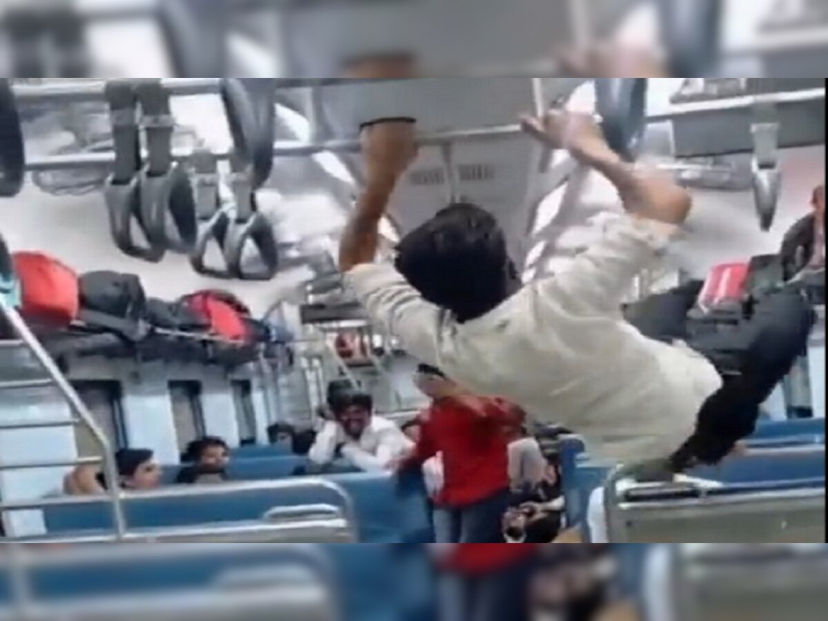 Viral Video: अरेच्चा! इथे पाय ठेवायला जागा नाही, त्या ट्रेनमध्ये हा स्पायडरमॅन काय करतोय? title=