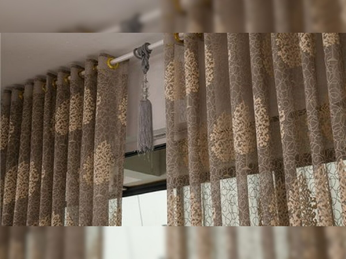 Curtain Cleaning: दिवाळी आधी 'या' पद्धतीने साफ करा पडदे, जाणून घ्या  title=