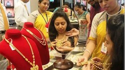 Gold-Silver Rates : सणासुदीच्या काळात सोने ग्राहकांना मोठा झटका, वाचा आजचा सोने-चांदीचा भाव  