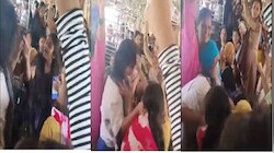  दे दणादण ! मुंबई लोकलमध्ये महिलांची फ्री स्टाईल हाणामारी.. पाहा video