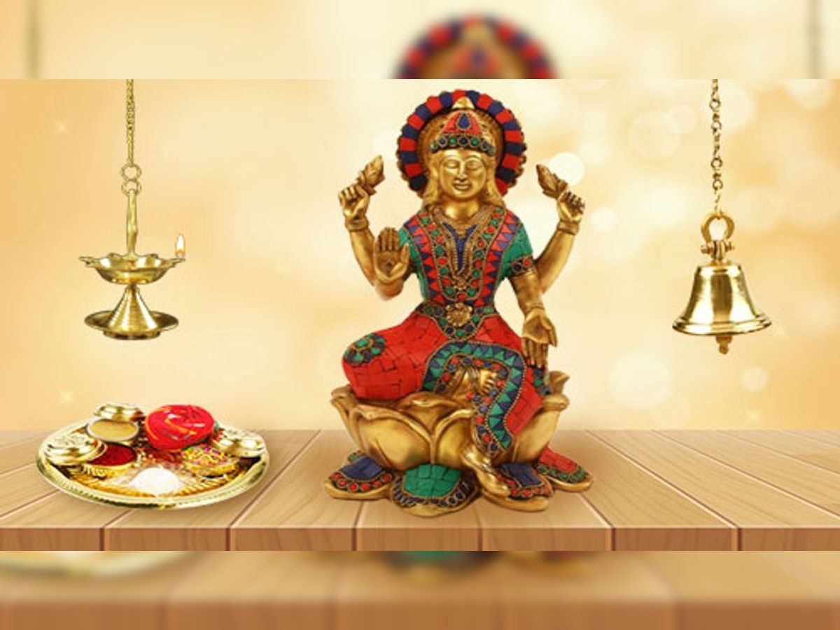 Maa Lakshmi Aarti : दिवाळीच्या पूजेनंतर या पद्धतीने करा लक्ष्मीची आरती, नशीब बदलेल; पडेल पैशांचा पाऊस  title=