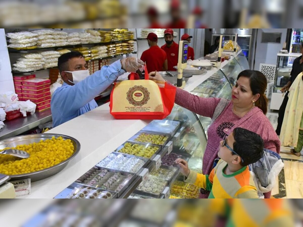 Diwali Mithai Price Hike : दिवाळीत मिठाईचा गोडवा महागला, सर्वसामान्यांना बसणार मोठी आर्थिक झळ  title=