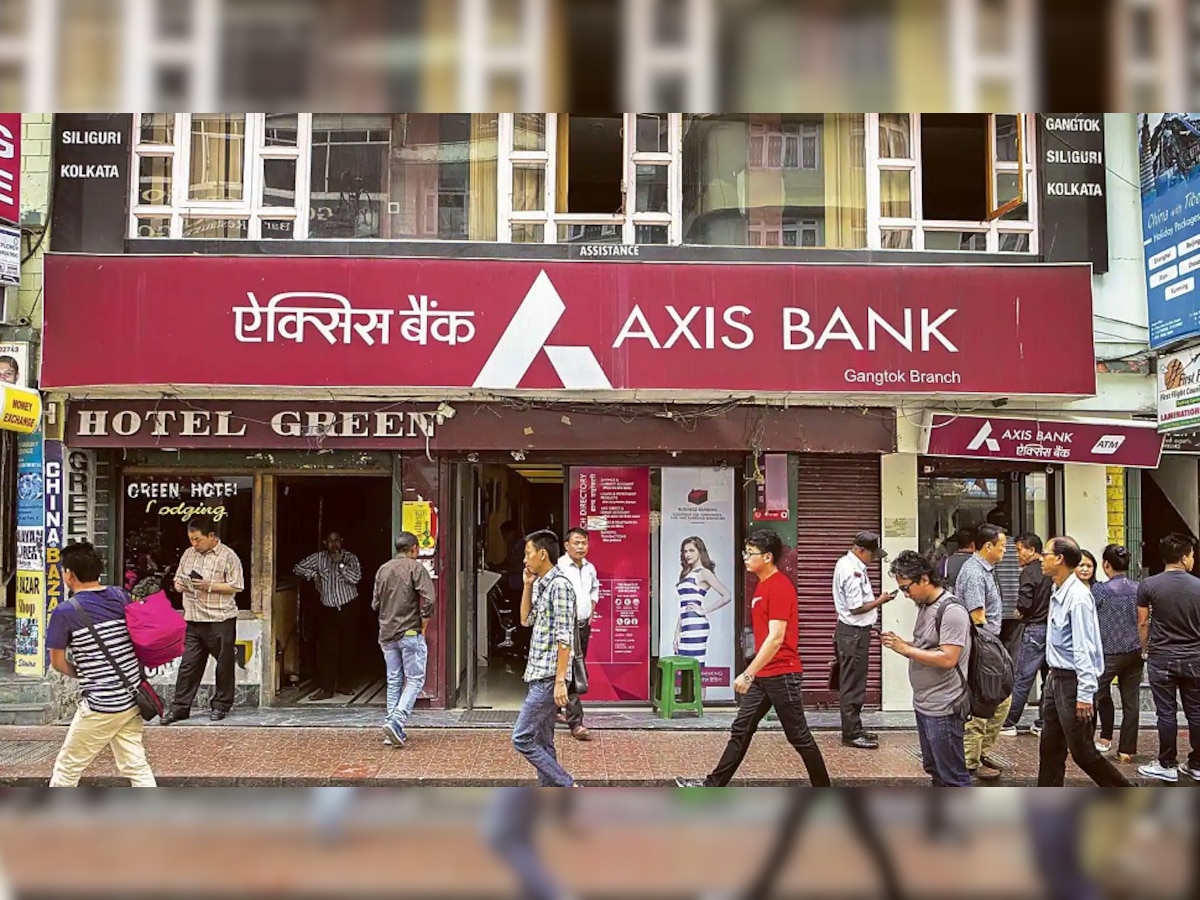 तुम्ही पण Axis bank चे ग्राहक असाल तर ही बातमी तुमच्यासाठी!  title=