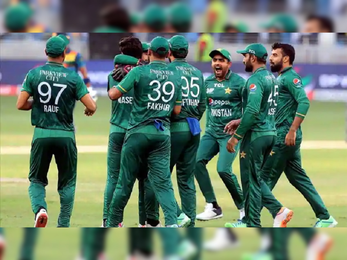 T20 World Cup 2022: पाकिस्तान क्रिकेट टीमचे माजी कोच मिस्बाहने खेळाडूंची केली कानउघडणी title=