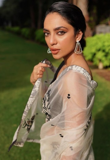 Bollywood Actress shobhita  Dhulipala shares bold saree pics give fashion goals 