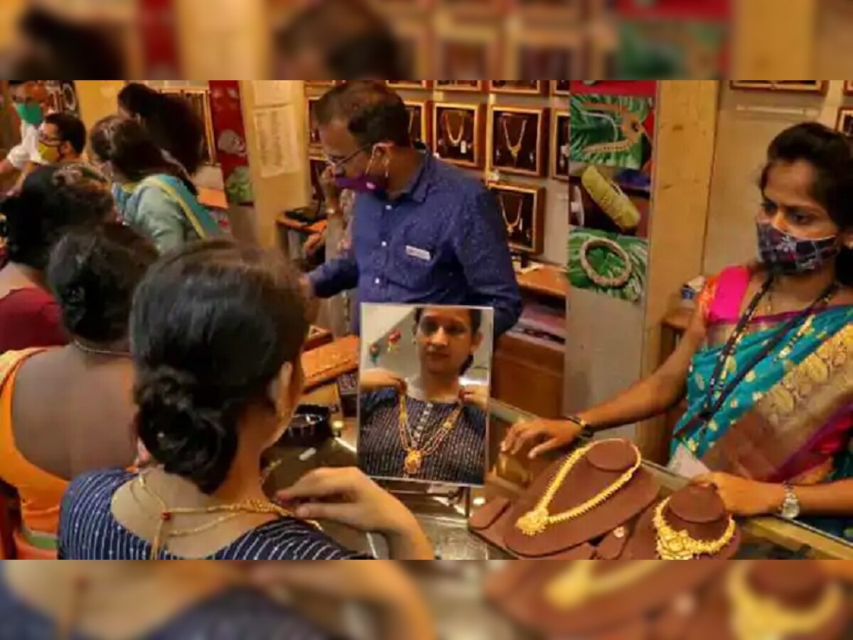  Dhanteras Shopping : सोनं खरेदी करण्यापूर्वी 'या' महत्त्वाच्या गोष्टी ठेवा लक्षात... title=