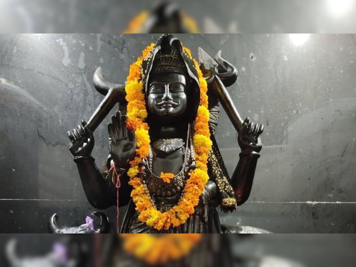 Shani Dev: शनीची पीडा टाळण्यासाठी शनिवारी सूर्यास्तानंतर करा हे काम, पाहा चमत्कार! title=