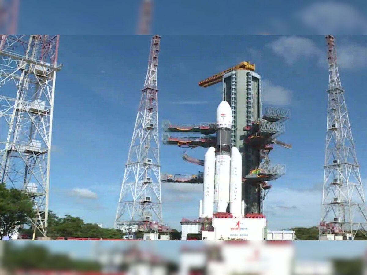 ISRO : 36 उपग्रहांसह इस्रोच्या सर्वात वजनदार रॉकेट LVM3 चं यशस्वी प्रक्षेपण title=