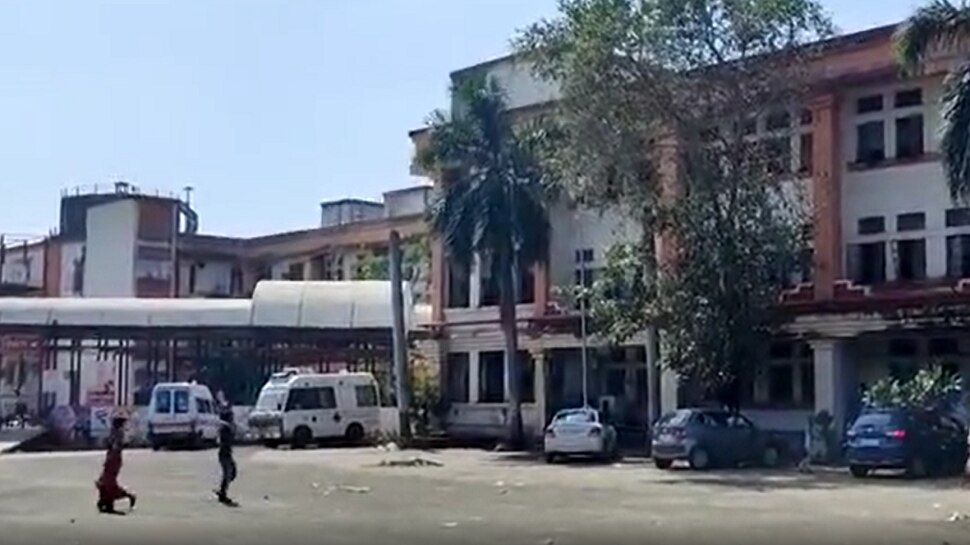 shocking news Woman gives birth baby on open palce in Yavatmal