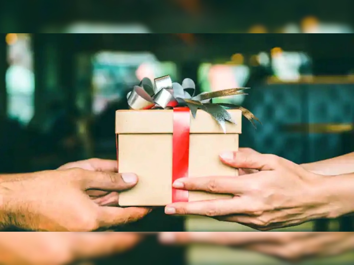 Diwali Gift: दिवाळीला मिळालेल्या भेटवस्तूंवर Tax लागतो? समजून घ्या संपूर्ण गणित title=