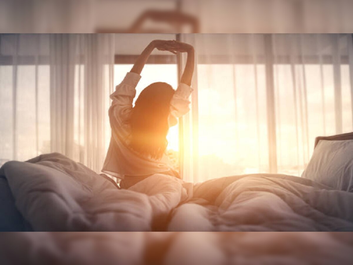 Waking Up Early : सकाळी इच्छा नसताना लवकर उठणे पडू शकते महागात! शरीरावर होतात 'हे' गंभीर परिणाम title=