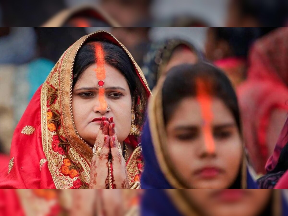 Chhath Puja 2022: महिला केशरी सिंदूर का लावतात? कारण जाणून तुम्हालाही आश्चर्य वाटेल title=