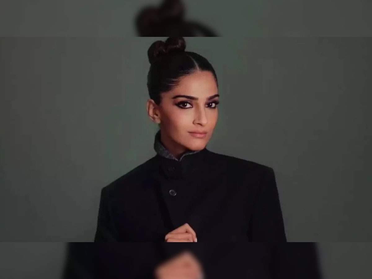 आधी baby bump आता प्रेग्नंन्सीनंतर वजन लपवताना दिसली Sonam Kapoor? नवा लुक पाहून चाहते हैराण title=