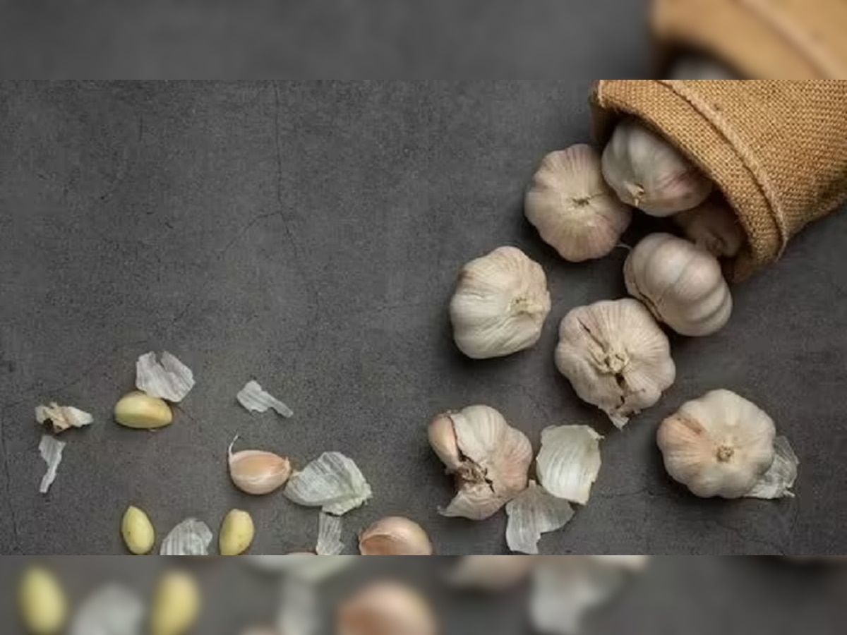 Garlic Peeling: लसूण सोलायला वेळ जातोय? मग 'या' सोप्या पद्धतीचा करा वापर!   title=