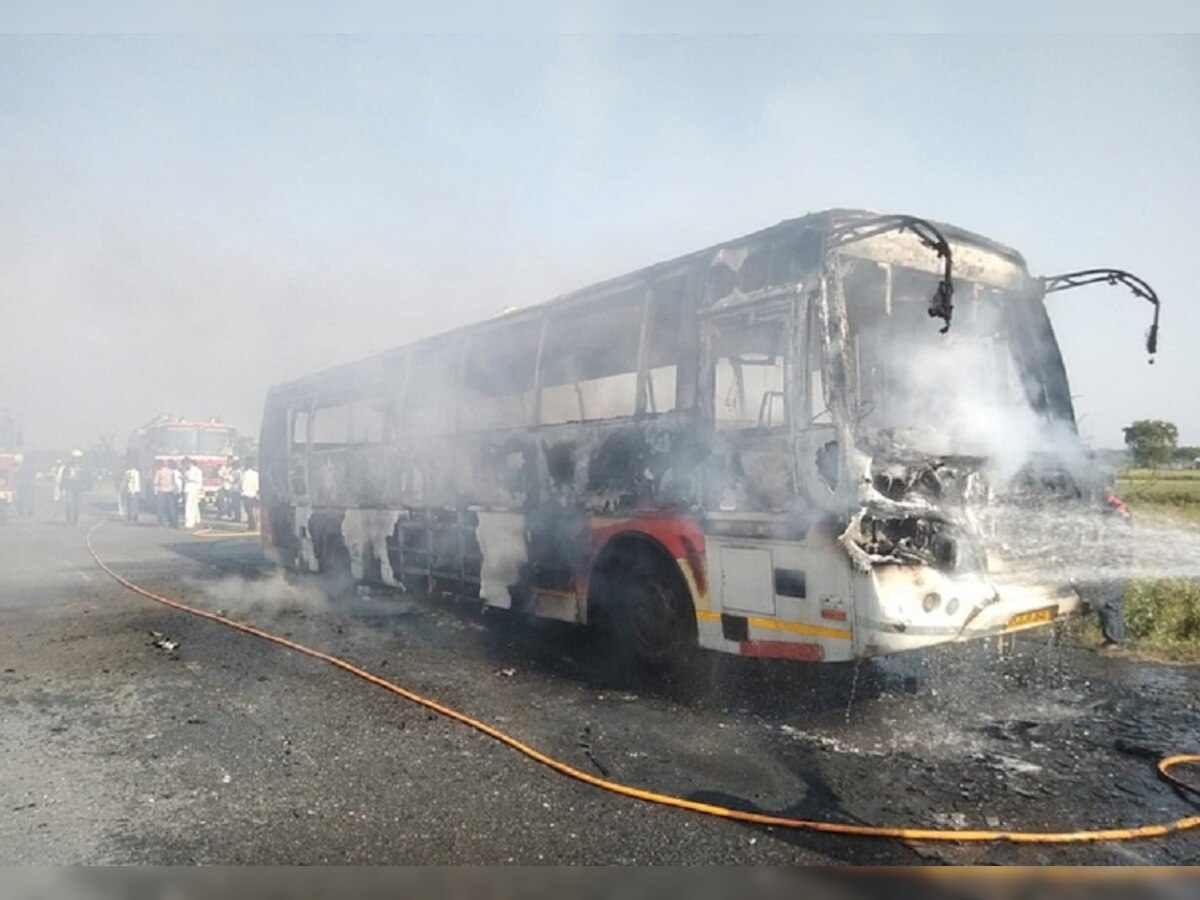 Bus Fire : पुण्यानंतर नाशिकमध्ये आग लागल्यानंतर शिवशाही बसचा कोळसा title=