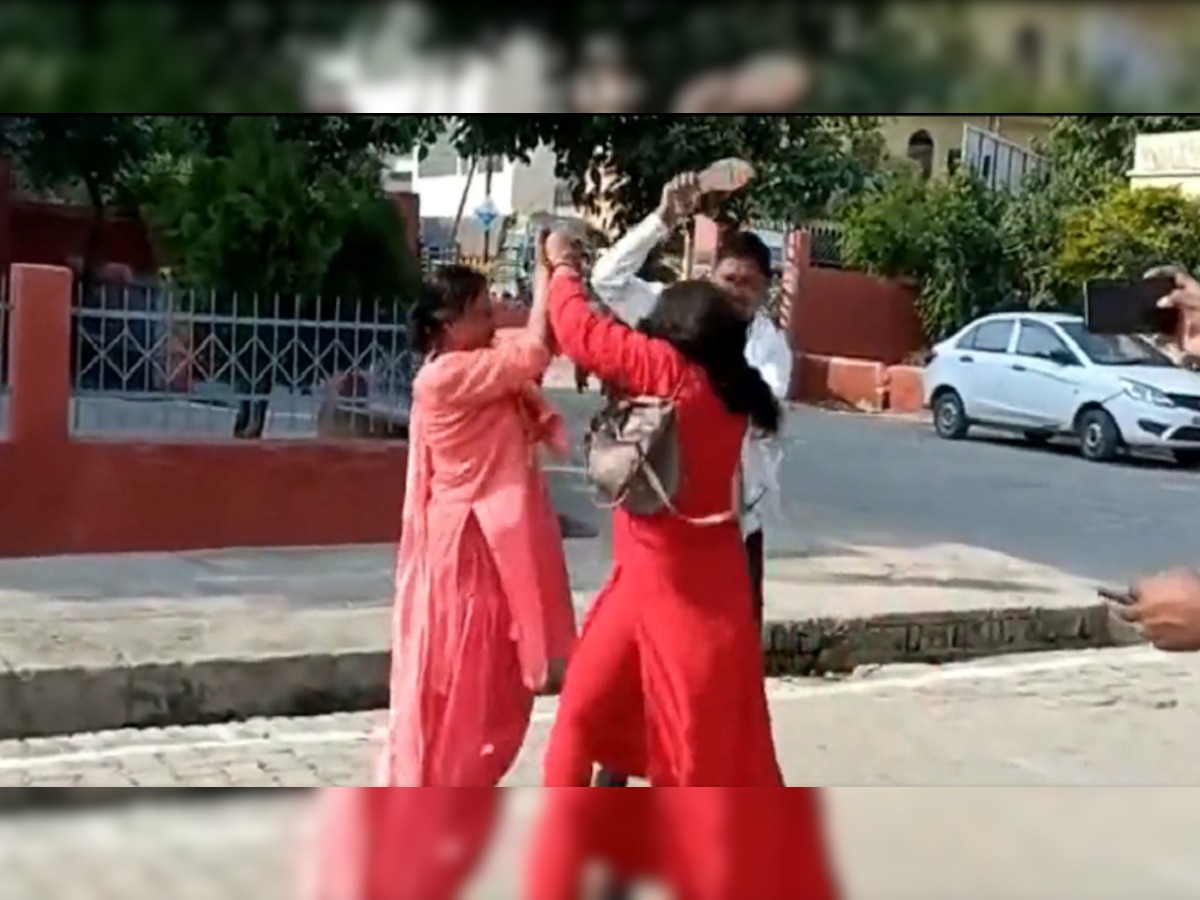 Women Fight On Road : रस्त्यावर दोन महिलांमध्ये 'दंगल'!  title=