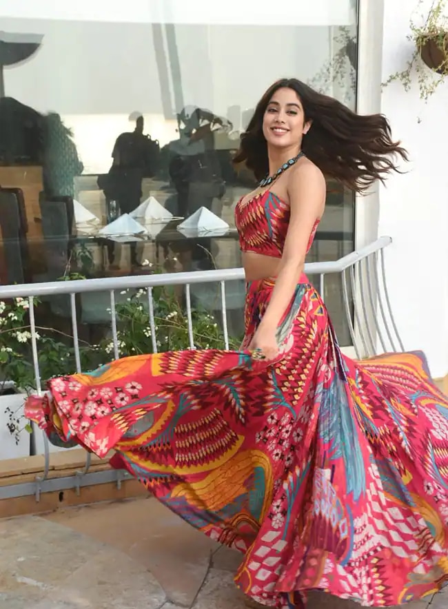 पाहा Janhvi Kapoor घायाळ अदा