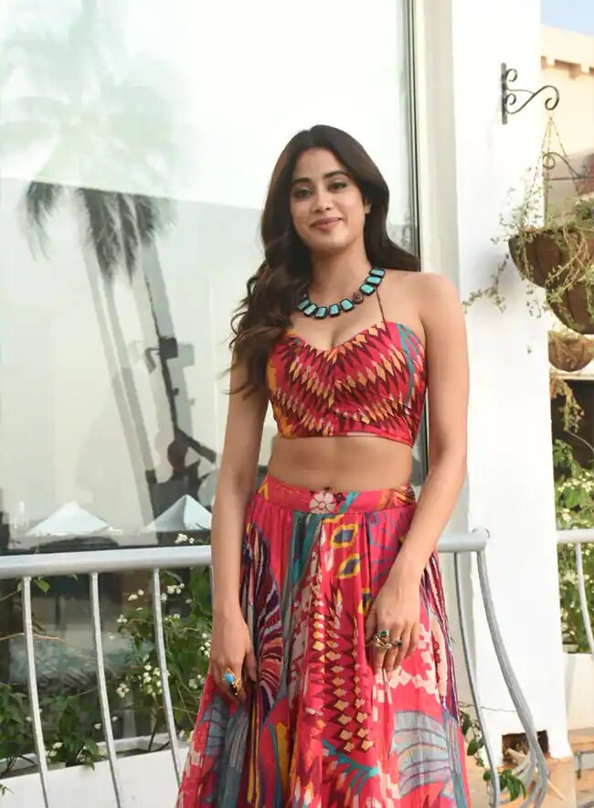 पाहा Janhvi Kapoor घायाळ अदा