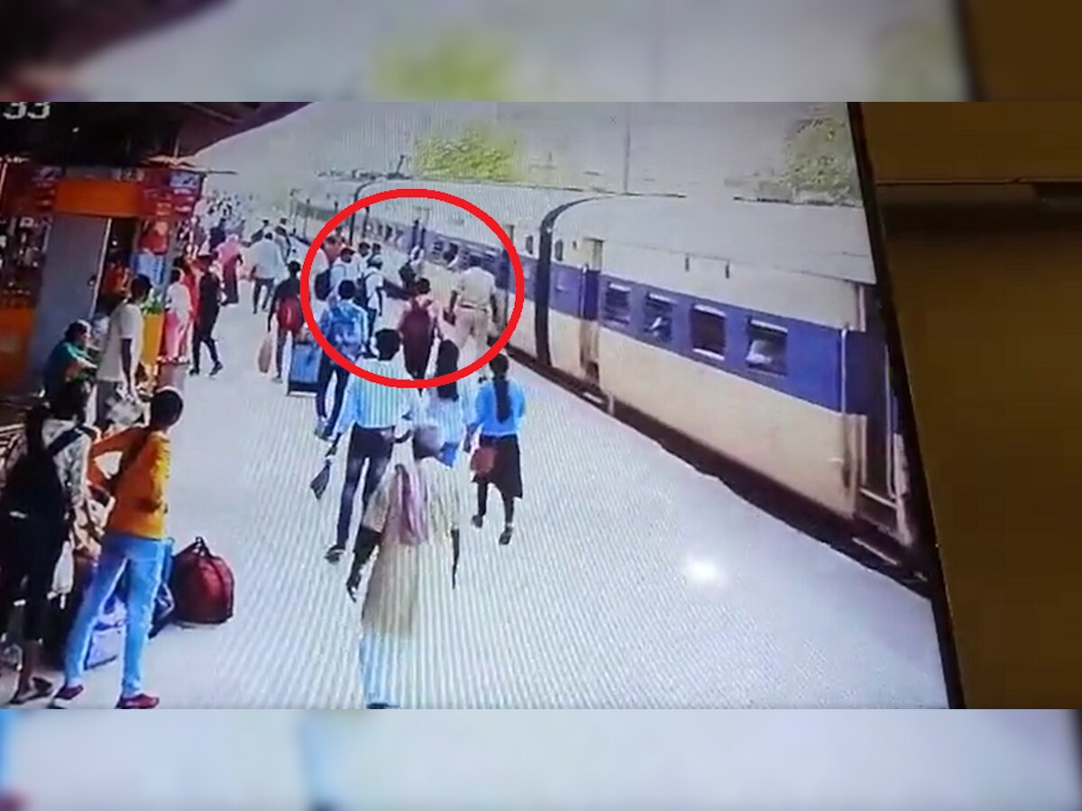 धावती ट्रेन पकडताना तरुणाचा तोल गेला आणि...पाहा धक्कादायक VIDEO title=