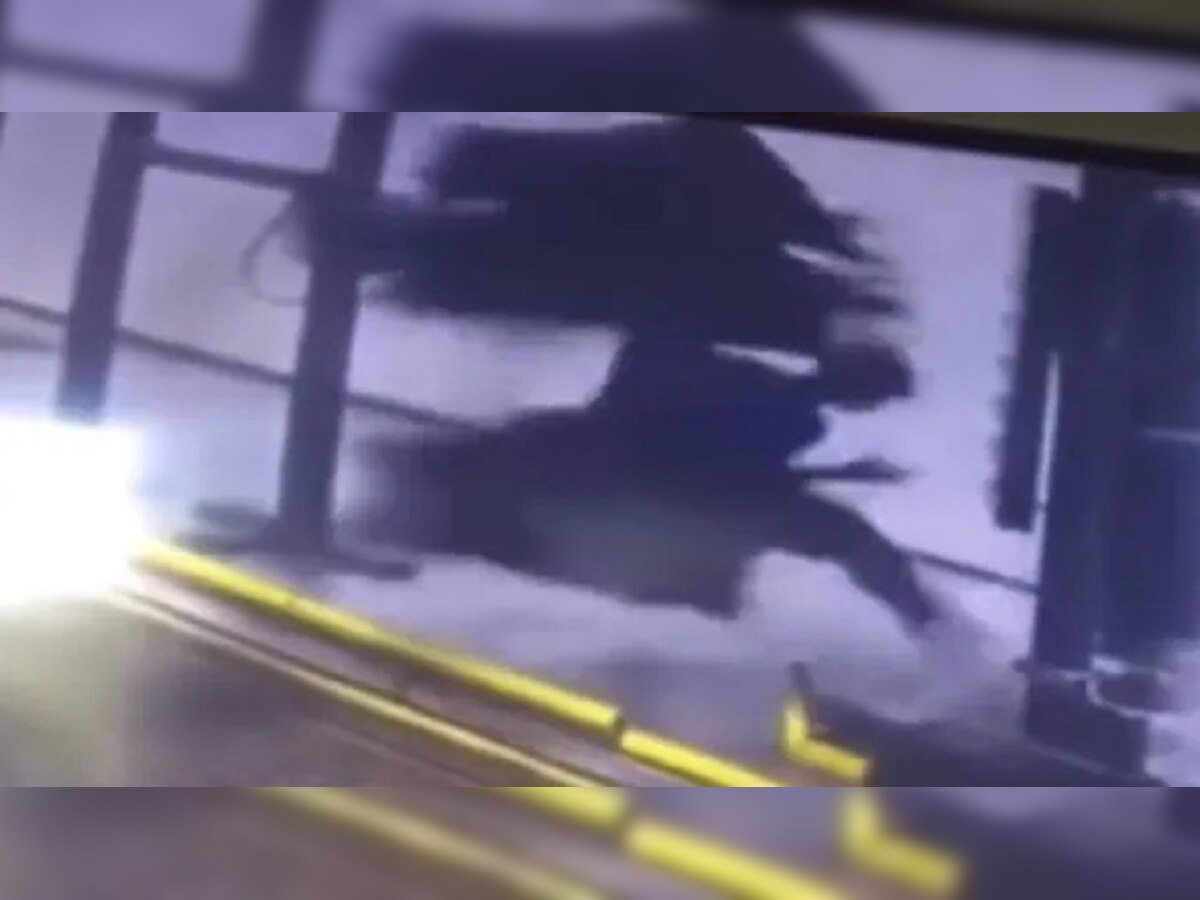 कार वॉशिंग मशिनमध्ये अडकला क्लिनर, थरकाप उडवणारा VIDEO आला समोर  title=