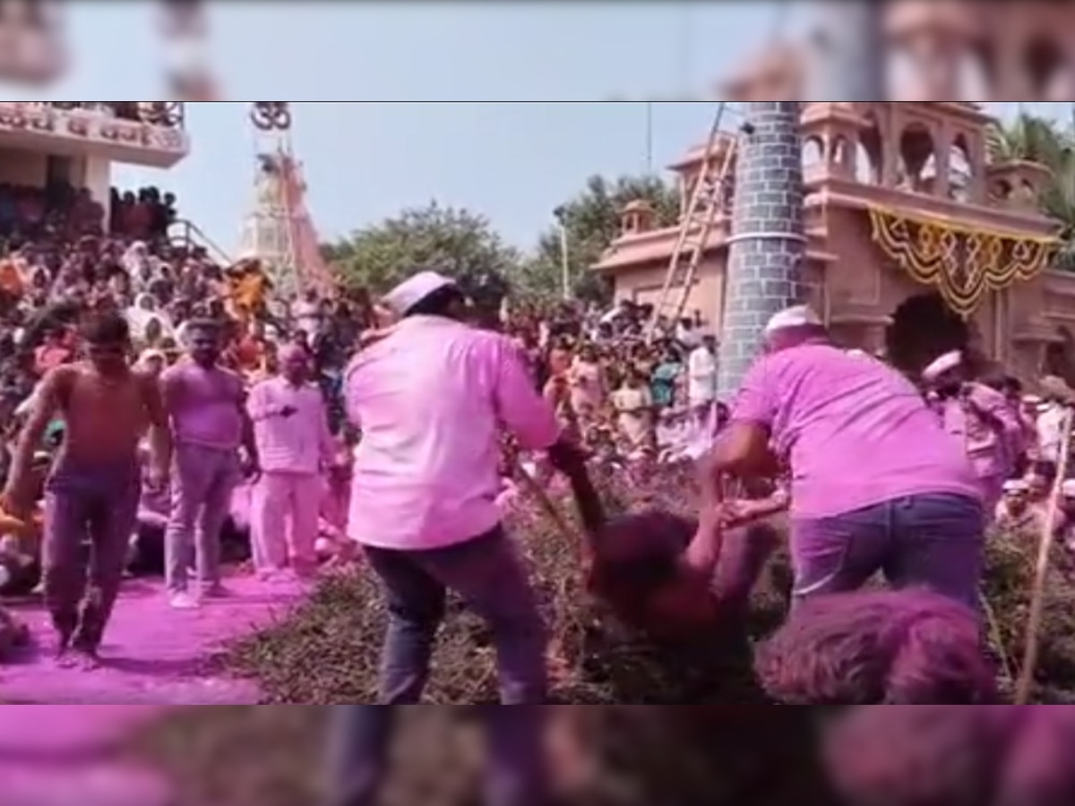 बाभळीच्या काट्यांच्या ढिगार्‍यात भक्तांचे लोटांगण; 300 वर्षांची परंपरा असलेल्या काटेबारस यात्रेचा थरार title=