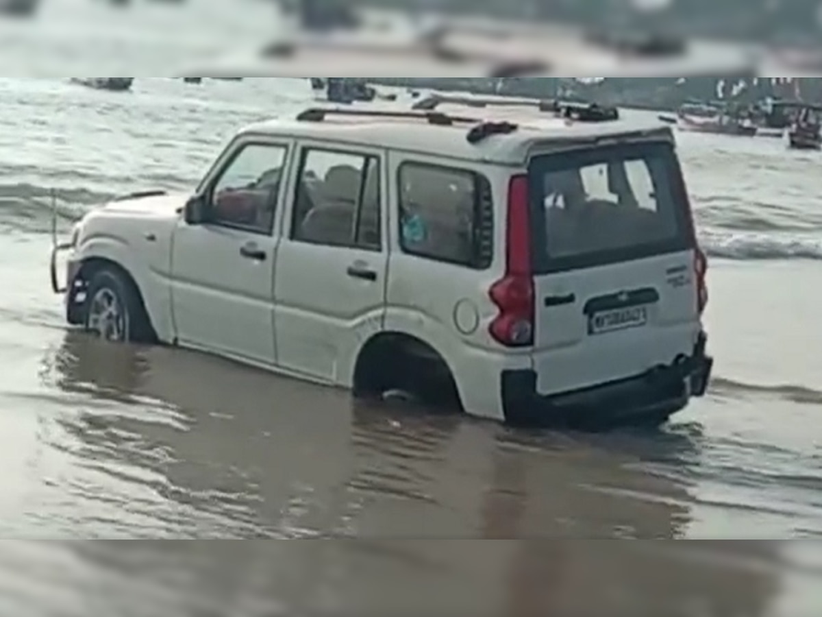 viral news: पर्यटकांना अतिउत्साह नडला; गाडी गेली थेट पाण्यात आणि पुढे जे झालं ते... title=