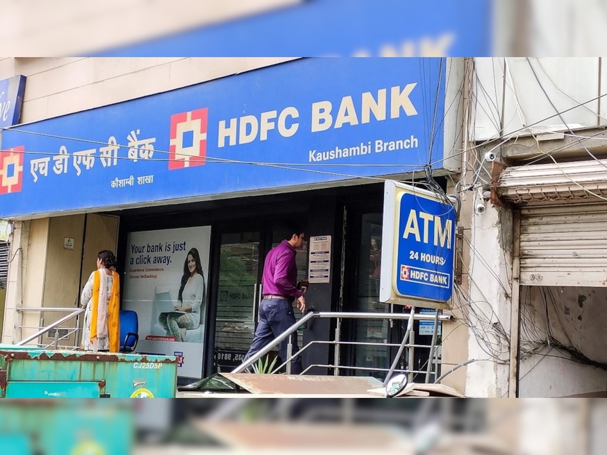 HDFC बँक कर्जदारांसाठी वाईट बातमी, आता भरावा लागणार जास्तीचा EMI title=