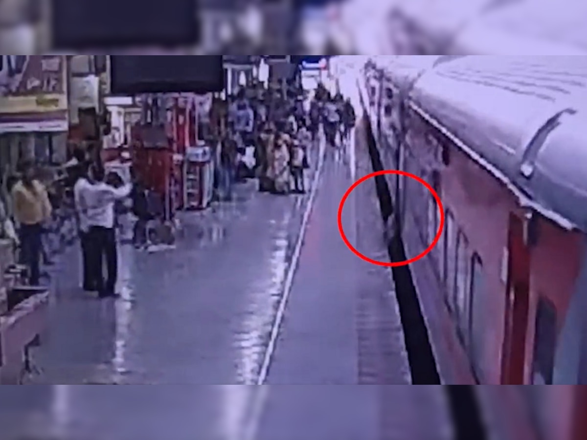 Viral Video : चालती ट्रेन पकडताना तोल गेला आणि प्लॅटफॉर्म-ट्रेनदरम्यान अडकला प्रवासी title=