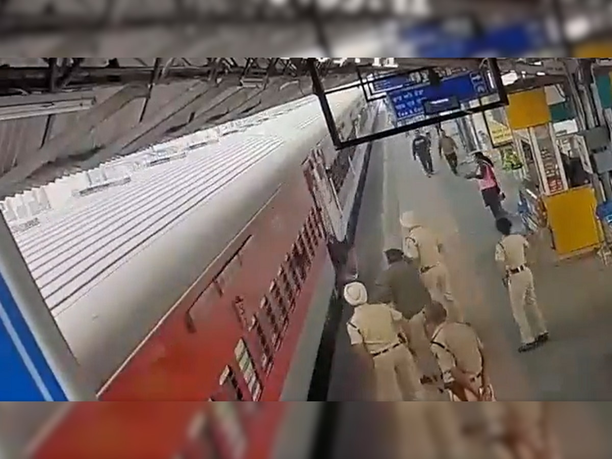 Viral Video : अती घाई संकटात नेई! धावती ट्रेन पकडताना दारात अडकला पाय... title=
