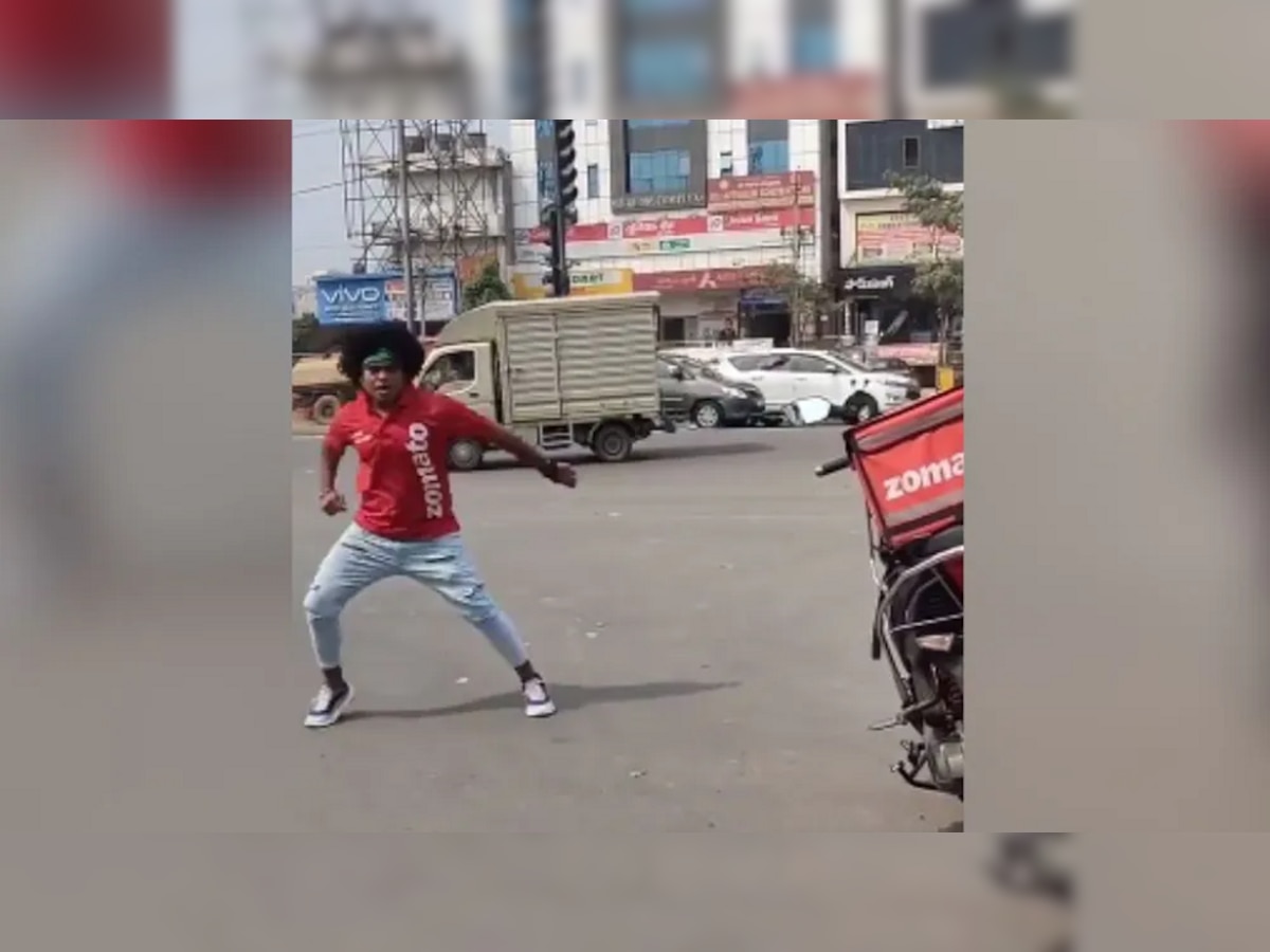 भावा... काय नाचलास! डिलिव्हरी बॉयने रस्त्यामध्येच सुरु केला धमाल डान्स, पण Video पाहून लोकं संतापली title=