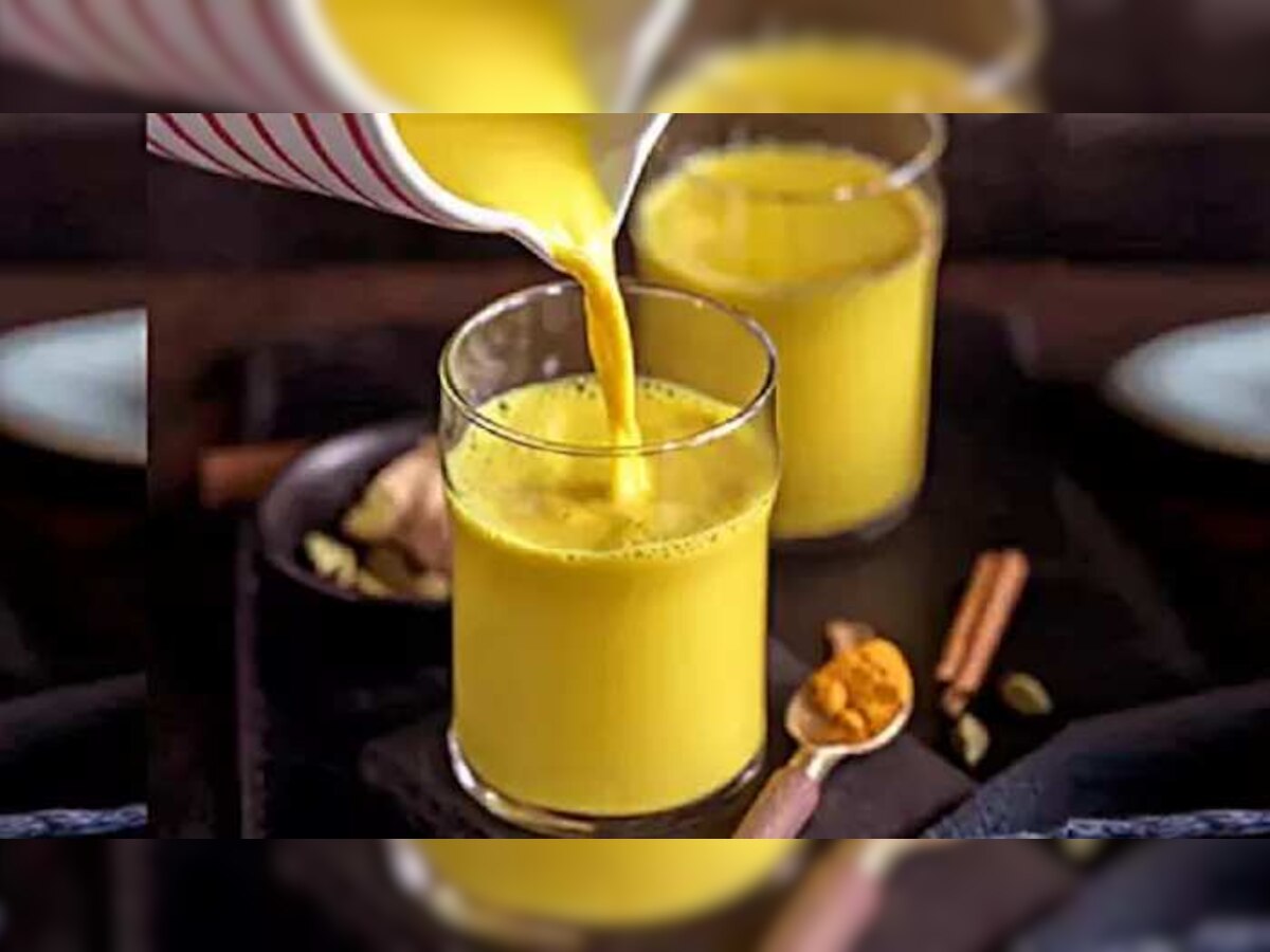 Turmeric Milk: या लोकांनी अजिबात पिऊ नये हळदीचे दूध title=