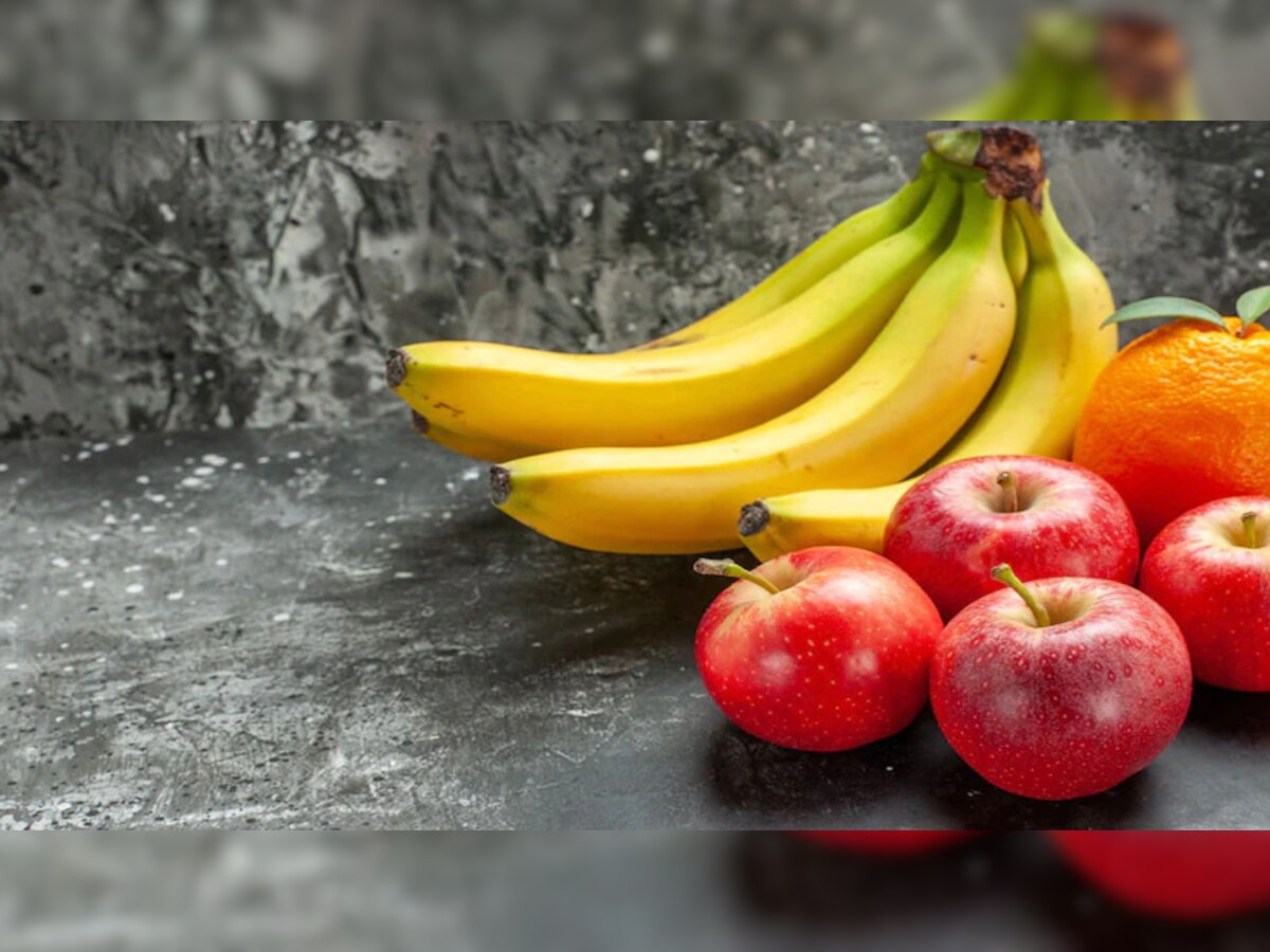 केळी की सफरचंद? कोणते फळ आरोग्यासाठी जास्त फायदेशीर आहे.. जाणून घ्या title=