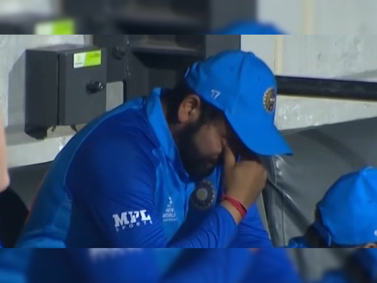 T20 World Cup: डगआउटमध्येच नाही तर ड्रेसिंग रूममध्येही Rohit Sharma ला कोसळलं रडू! title=
