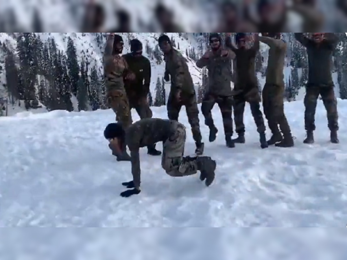 काश्मीरच्या थंडीत भारतीय जवानांचा 'kala chashma' गाण्यावर तुफान डान्स परफॉर्मन्स Video Viral  title=