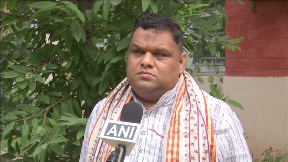 पालकांपासून दूर झालेल्या 3 मुलांना बनवले मुस्लिम, संचालकाच्या नावे काढलं आधार कार्ड पालकांपासून दूर झालेल्या 3 मुलांना बनवले मुस्लिम, संचालकाच्या नावे काढलं आधार कार्ड