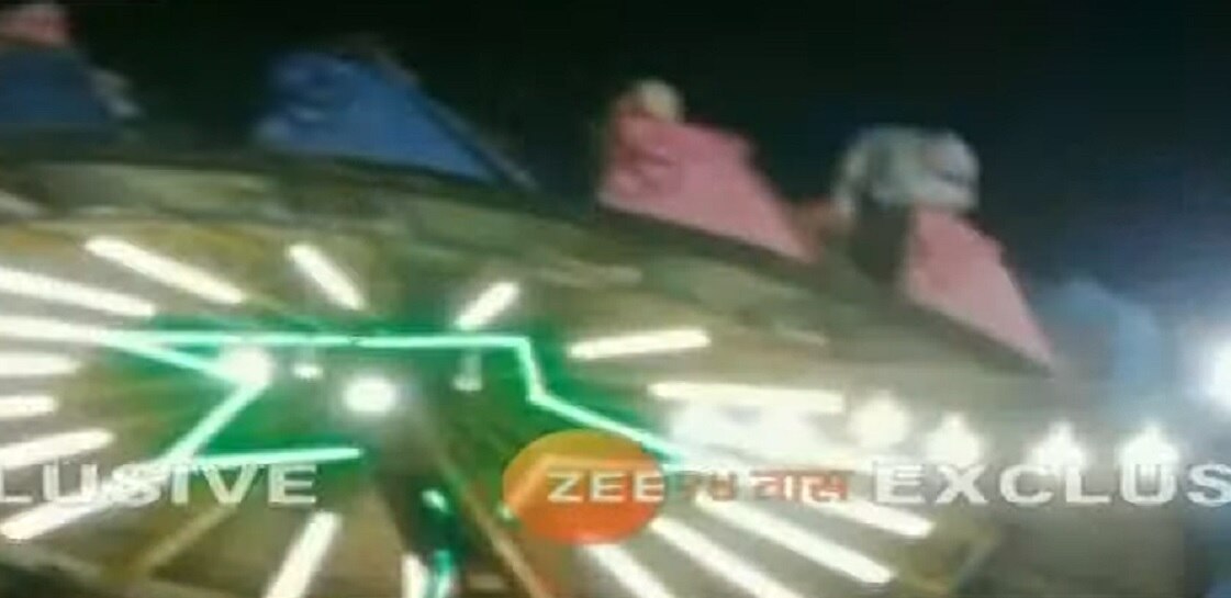 The swing ride was broken at the fair in Buldhana vk