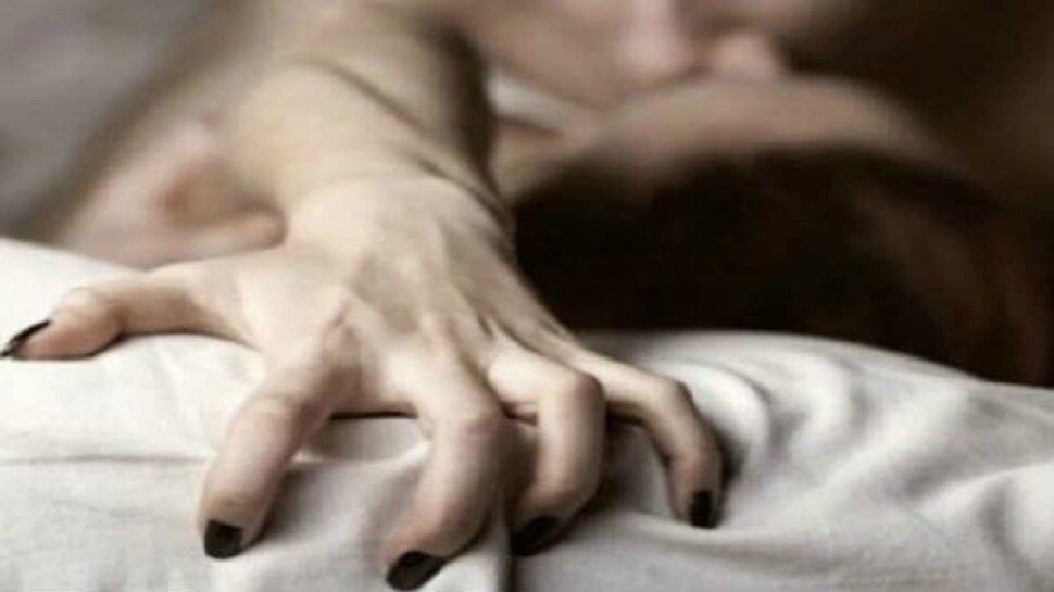 &#039;चादर ओढून सीटवर ठेवले शारिरीक संबध&#039; ; या 5 स्टार ज्यांनी  सांगितली स्वतःचीच &#039;ती&#039; स्टोरी